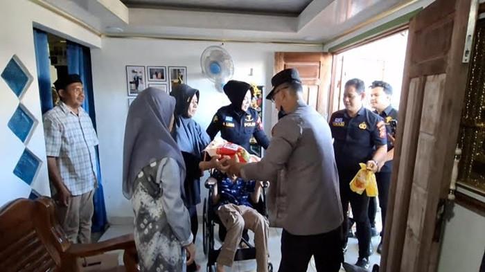 Sie Dokkes Polrestabes Palembang Salurkan Kursi Roda Gratis, Farhan Tak Lagi Sulit Beraktivitas