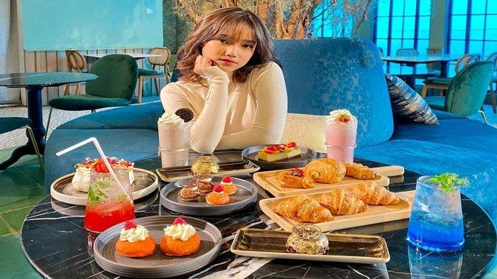 Punya Penghasilan Ratusan Juta Hingga Bergaul Dengan Crazy Rich, Fuji Tak Malu Jajan di Kaki Lima