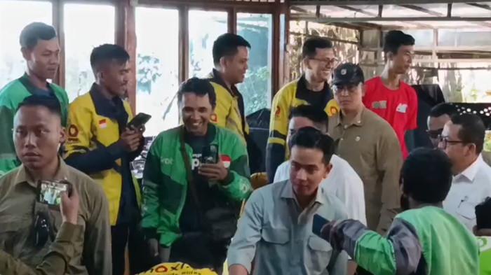 Wapres Gibran Makan Bareng Driver Ojol di Palembang, Santap Siang Penuh Keakraban di RM Sri Melayu