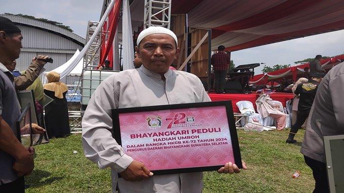 24 Tahun Jadi Pemandi Jenazah di Palembang, Harun Dapat Hadiah Umrah dari Kapolda Sumsel