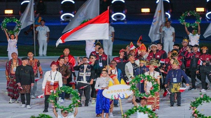 Deru Bangga Ketua Kontingen Indonesia Promosikan Baju Adat Sumsel Opening Ceremony SEA Games 2023
