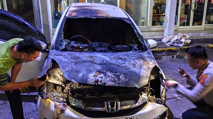 Diduga Korsleting di Bagian Kelistrikan, Mobil Januar Hangus Terbakar di Parkiran Opi Mall