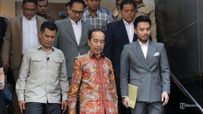 POLEMIK IJAZAH JOKOWI - Presiden ke-7 RI Joko Widodo berjalan usai memberikan pelaporan di Gedung Ditreskrimum Polda Metro Jaya, Jakarta, Rabu (30/4/2025). Ijazah Jokowi diduga dibuat di Pasar Pramuka, Eks Wamen dicurigai jadi dalang