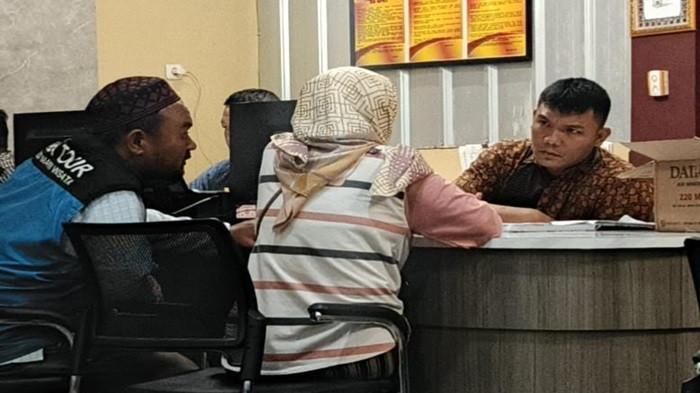 MELAPORKAN - Ilham Zulkarnain (34), seorang warga Lorong Pendatuan Laut, Kecamatan SU II, melaporkan kejadian kehilangan sepeda motor yang ia alami ke Polrestabes Palembang, Senin (23/2/2026). Motor korban hilang di Kambang Iwak, Kota Palembang bersama juru parkir