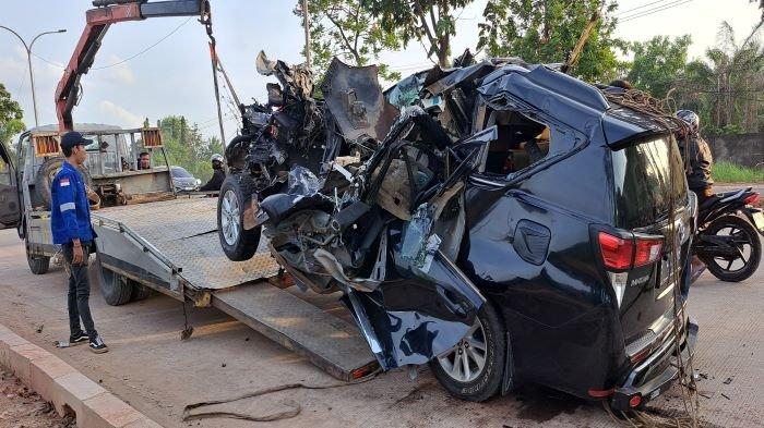 Identitas Penumpang Kijang Inova Tewas Ditempat Usai Menabrak Truk Terparkir di Jalan Soekarno Hatta