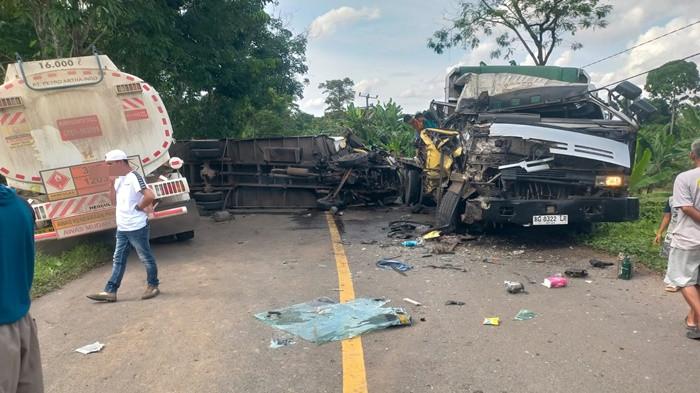 Tiga Truk Kecelakaan Beruntun di Sungai Guci Muba, Tiga Orang Luka-Luka