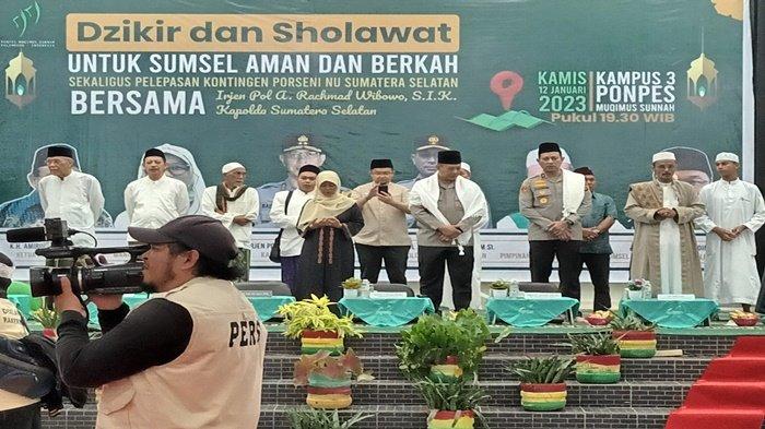 Kapolda Sumsel Sematkan Jaket Kontingen Porseni NU Sumsel, Diiringi Zikir dan Sholawat Ribuan Santri