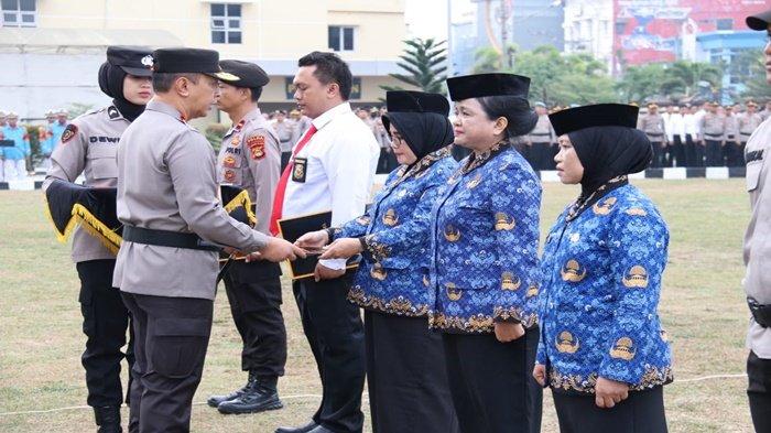 Kapolda Sumsel Kembali Berikan Piagam Penghargaan dan Pin Emas Kepada Pesonel Berprestasi