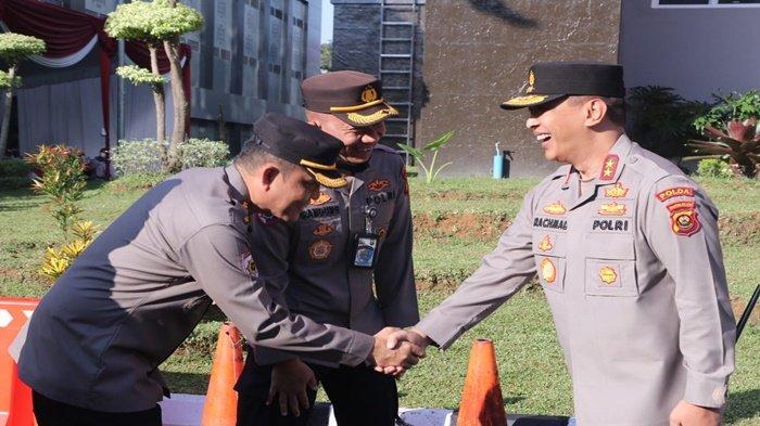 Kapolda Sumsel Kembali Memberikan Pin Emas dan Piagam Penghargaan Kepada Personil Berprestasi