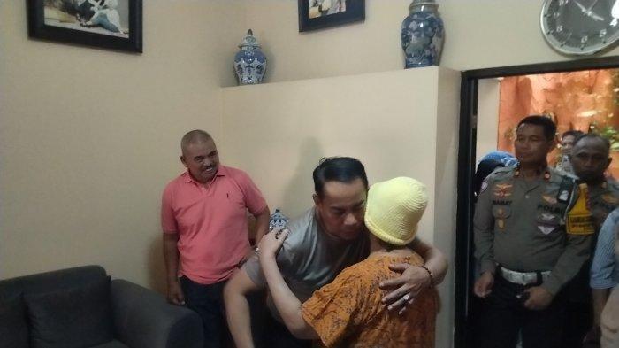Mata Berkaca-kaca, Ibu Irjen Andi Rian Lepas Sang Putra Bertugas di Polda Sumsel : Baik-baik Nak