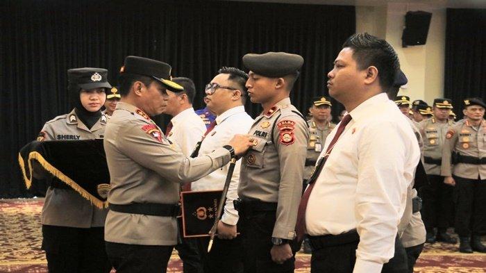 Kapolres Muara Enim AKBP Jhoni Eka Putra Berikan Penghargaan Kepada 25 Personel Berprestasi