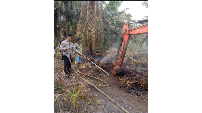 Pastikan Titik Api Benar-Benar Padam, Kapolsek Lakukan Pendingan di Lokasi Terbakar
