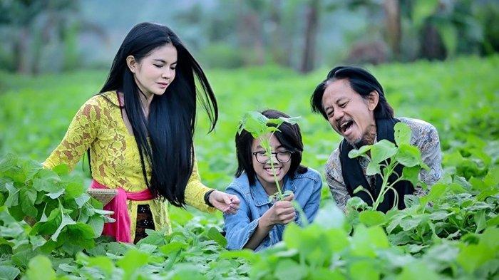 Karina Ranau dan Epy Kusnandar berada di pondok dan kebun di wilayah Desa Rantau Nipis, Kecamatan Banding Agung, Kabupaten OKU Selatan.