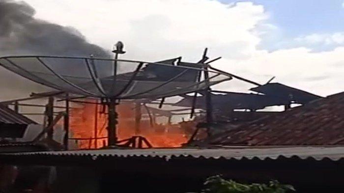 TENGAH HARI, Rumah Warga di Talang Banten Lahat Terbakar