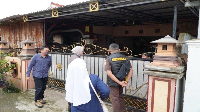 Rumah Oknum ASN Inspektorat Dugaan Gratifikasi Digeledah, Jaksa Kejati Sumsel Bawa Beberapa Berkas