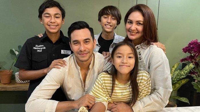 Ngaku Istri Sudah Ketemu, Darius Sinathrya Pergi Bawa Anak Tanpa Donna Agnesia Disorot: Movie Time