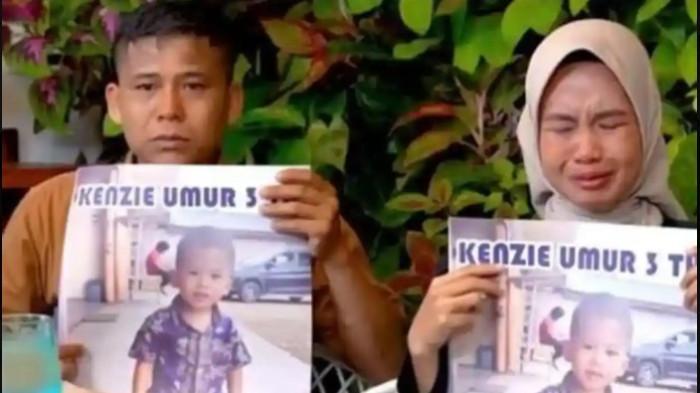 BALITA KENZIE HILANG - Seorang balita bernama Muhammad Kenzie Alfarizi dinyatakan hilang sejak tiga tahun lalu, tepatnya pada 1 September 2022. Namun, hingga kini, keberadaannya belum diketahui. Meski orang tua sudah melapor sejak awal hilangnya Kenzie, tetapi polisi mengaku baru membuat tim khusus untuk mencari sang anak pada Rabu (12/11/2025). Tangkapan layar dari YouTube Denny Sumargo via Tribun Jambi