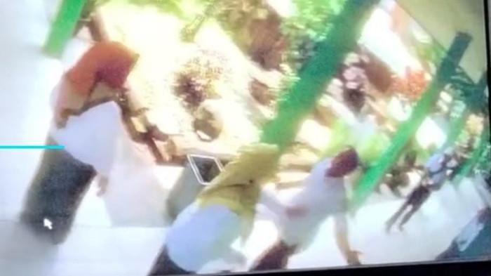 REKAMAN KAMERA CCTV - tangkapan layar kamera CCTV momen seorang guru PNS di SMAN 16 Palembang dianiaya guru PPPK. Korban pun melaporkan kasus ini ke melapor ke Polsek Sako Palembang, Kamis (16/10/2025)