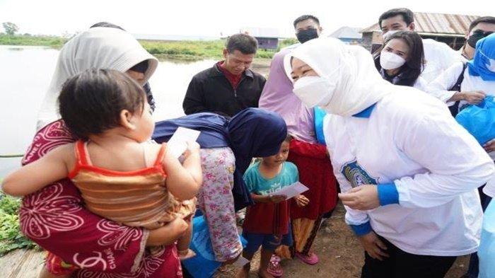 Hj Febrita Lustia Herman Deru, Sambangi Warga Sekitar Pemukiman TPA Keramasan Kertapati