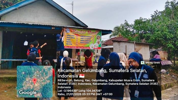 PASANG BANNER - Kolaborasi mahasiswa dan pelaku usaha lokal menghadirkan solusi promosi murah namun efektif. Dengan banner informasi usaha, UMKM kini lebih mudah dikenali masyarakat dan pengguna jalan yang melintas.