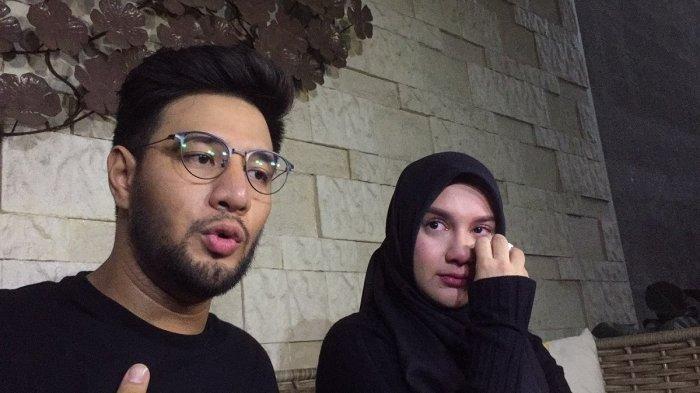 FOTO IRISH BELLA - Ammar Zoni dan Irish Bella yang meneteskan air mata saat menggelar jumpa pers tentang meninggalnya dua bayi kembar buah hati mereka di Cinere, Depok, Kamis (10/10/2019). Kondisi Irish Bella usai Sang Ayah Meninggal Dunia di Belgia karena Kanker.