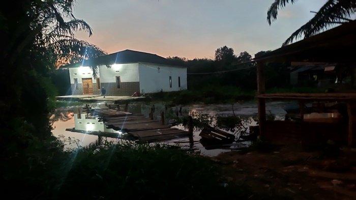 Cerita Warga Macan Lindungan Bertahan Tengah Air Pasang Jembatan Darurat dan Batu Jadi Ganjal Barang