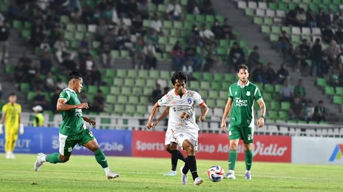 LEWATI PEMAIN PSMS - Bek senior Sumsel United Kurniawan Karman menggiring bola melewati kawan dua pemain PSMS Medan di Stadion Utama Sumatera Utara, Deli Serdang, Sabtu (14/2/2026) malam. Ayam Kinantan tampil garang sejak menit awal dan menaklukkan Sumsel United dengan skor meyakinkan 3-1 pada laga perdana putaran ketiga Pegadaian Championship 2025/26.