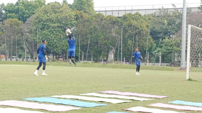 Latihan Kiper Sumsel United, Memotong Bola d Udara, Sahari Gultom: Jangan Ragu Untuk Keluar