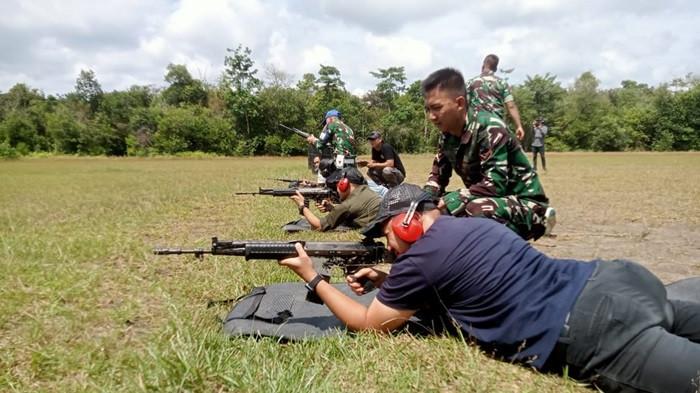 Pererat Sinergitas, Yonkav 5/DPC  Kenalkan Alutsista dan Ajak Wartawan Latihan Menembak