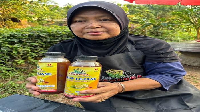 SIRUP LEJASE - Yeni Lusmita menunjukkan produk olahan unggulan kelompoknya, Sirup LEJASE (Lemon Jahe Serai), hasil inovasi dari bahan alami Desa Gajah Mati yang kini menjadi produk andalan warga.