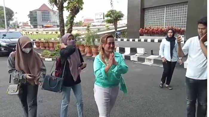 Breaking News : Lina Mukherjee Datangi Polda Sumsel Usai Jadi Tersangka, Rambut Tiktokers Dikepang