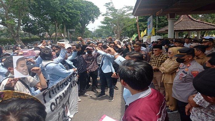 Anita Noeringhati Tinggalkan Rapat, Temui Aksi Demo Mahasiswa UIN Raden Fatah Palembang