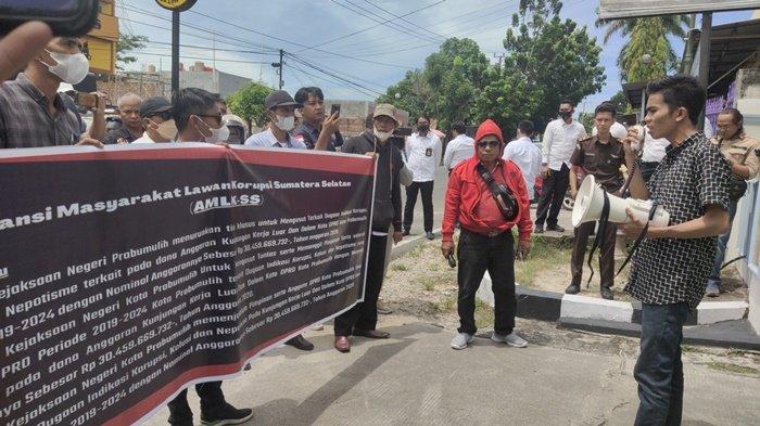 Desak Usut Dugaan Korupsi Perjalanan Dinas DPRD 2020, Pengunjuk Rasa Orasi di Kejari Prabumulih