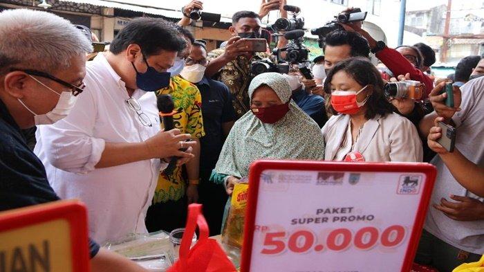 Airlangga Hartarto Diserbu Emak-emak Pasar Salatiga untuk Berfoto Bersama