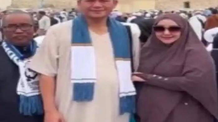 VIRAL - Tangkapan layar Instagram. Momen Mirwan MS bupati Aceh Selatan saat umroh dengan istrinya