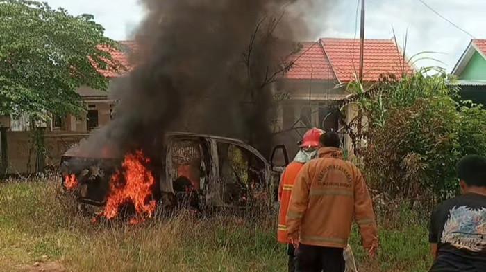 Anak Bermain Api, Mobil Toyota Hilux Bapaknya Ludes Terbakar di Lubuk Linggau Timur