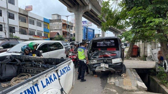 Mobil Pick Up Tabrak Tiang LRT di KM 7 Sukarami Palembang, Diduga Sopir Mengantuk