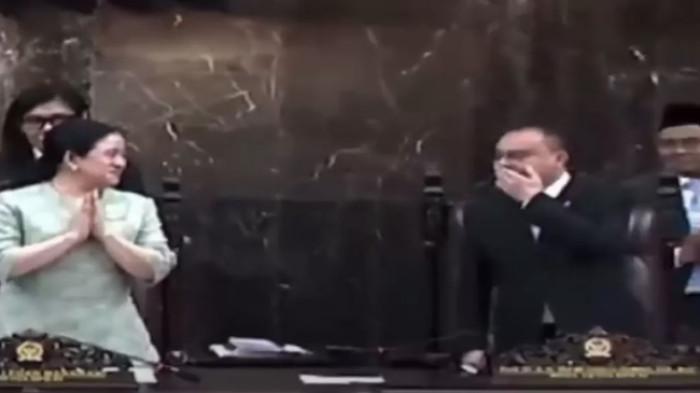 MICROFON BOCOR - Ketua DPR RI, Puan Maharani dan Wakil Ketua Sufmi Dasco Ahmad nampak berbincang ringan usai pidato Presiden Prabowo Subianto pada Rapat Paripurna DPR RI.