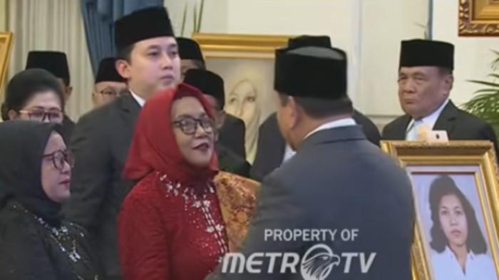 Momen ahli waris Marsinah saat menerima gelar Pahlawan Nasional