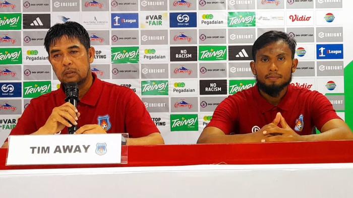 NIL BARENG ICHSAN - Pelatih kepala Sumsel United Nil Maizar didampingi pemainnya Ichsan Kurniawan pada pre match press conference, Jumat (23/1/2026). Nil mengungkapkan siap memenangakan Derby Sumsel menghadapi Sriwijaya FC pada laga ke-17 Pegadaian Championship 2025/26 yang akan berlangsung di Stadion Gelora Sriwijaya Jakabaring Palembang, Sabtu (24/1/'2026) pukul 15.30 WIB.