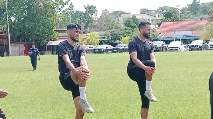 PEMAIN ASING LATIHAN - 2 pemain asing ikut latihan bareng tim Sriwijaya FC di Lapangan Unsri Bukit Besar Palembang, Senin (17/11/2025) pagi.