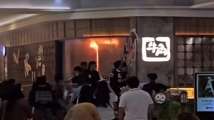 PIM KEBAKARAN - Salah satu tenant kuliner di Palembang Indah Mall (PIM) terbakar, Sabtu (30/5/2026) malam. Polisi sebut dugaan penyebab kebakaran kompor meledak.