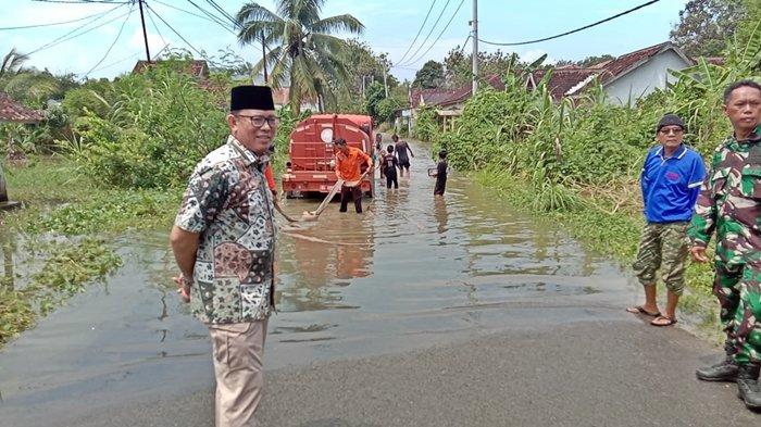 Sering Jadi Langganan Banjir, Armada Damkar dan BPBD OKU Sedot Banjir di Jalan Pancur