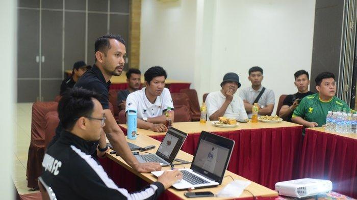 Pentolan Suporter Sriwijaya FC 'Geruduk' Coach Yoyo, Tuntut Maksimal Putaran Kedua