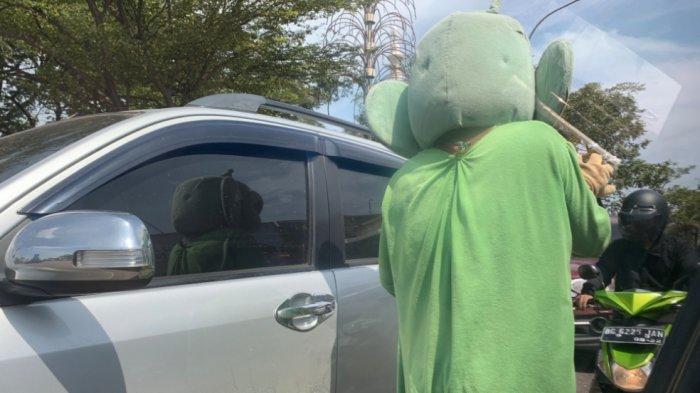 Sempat Dirazia, Badut di Kawasan Macan Lindungan Kembali Bikin Pengendara Resah, Penuhi Lampu Merah