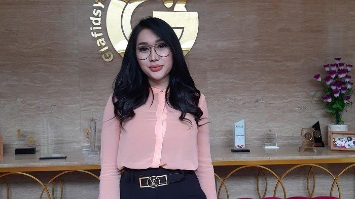 PEMBELAAN LUCINTA LUNA - Lucinta Luna di kawasan Lebak Bulus, Jakarta Selatan, Senin (15/3/2021). Pasang badan bela Nikita Mirzani, Lucinta Luna sindir nasib para musuh Ibu Lolly.