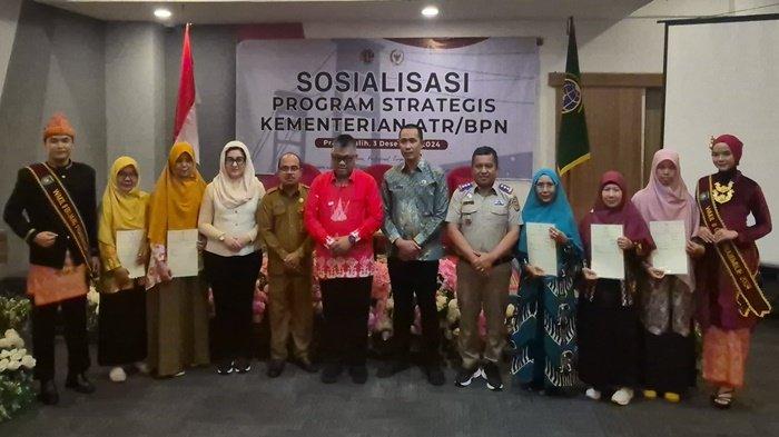 Sosialisasikan Program Strategis ATR/BPN Anggota DPR RI Serahkan Sertifikat PTSL ke Warga Prabumulih