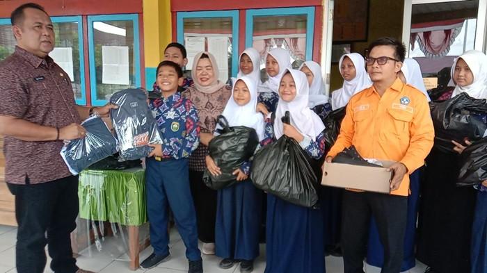 Bupati-Wabup OKU Penuhi Janji Kampanye, Bagikan Perlengakapn Sekolah kepada Pelajar SD dan SMP