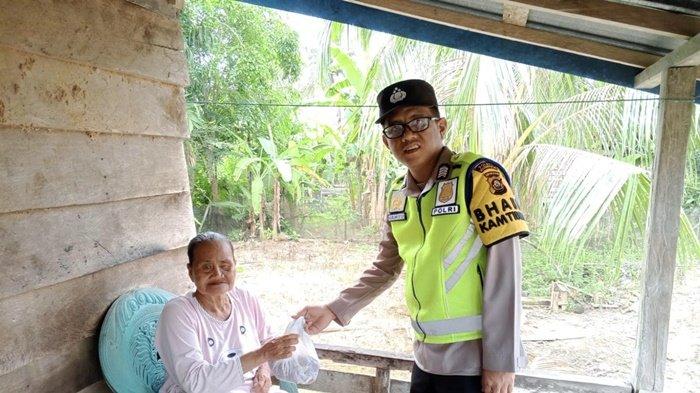 Polres Muba Salurkan 50 Kantong Daging Kurban Pada Warga Slum Area