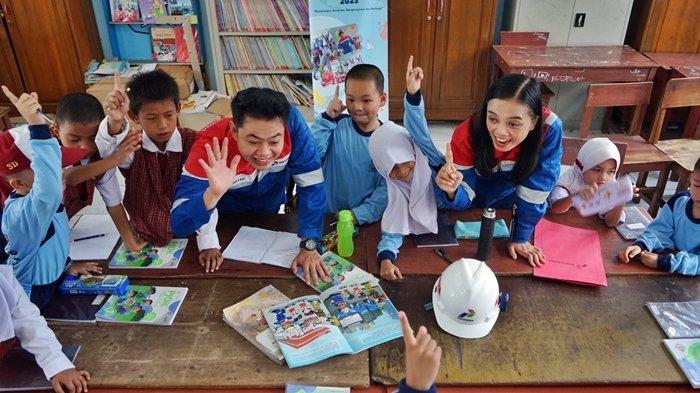 Pekerja Kilang Pertamina Plaju Ajarkan Tata Nilai AKHLAK di SDN 93 Palembang